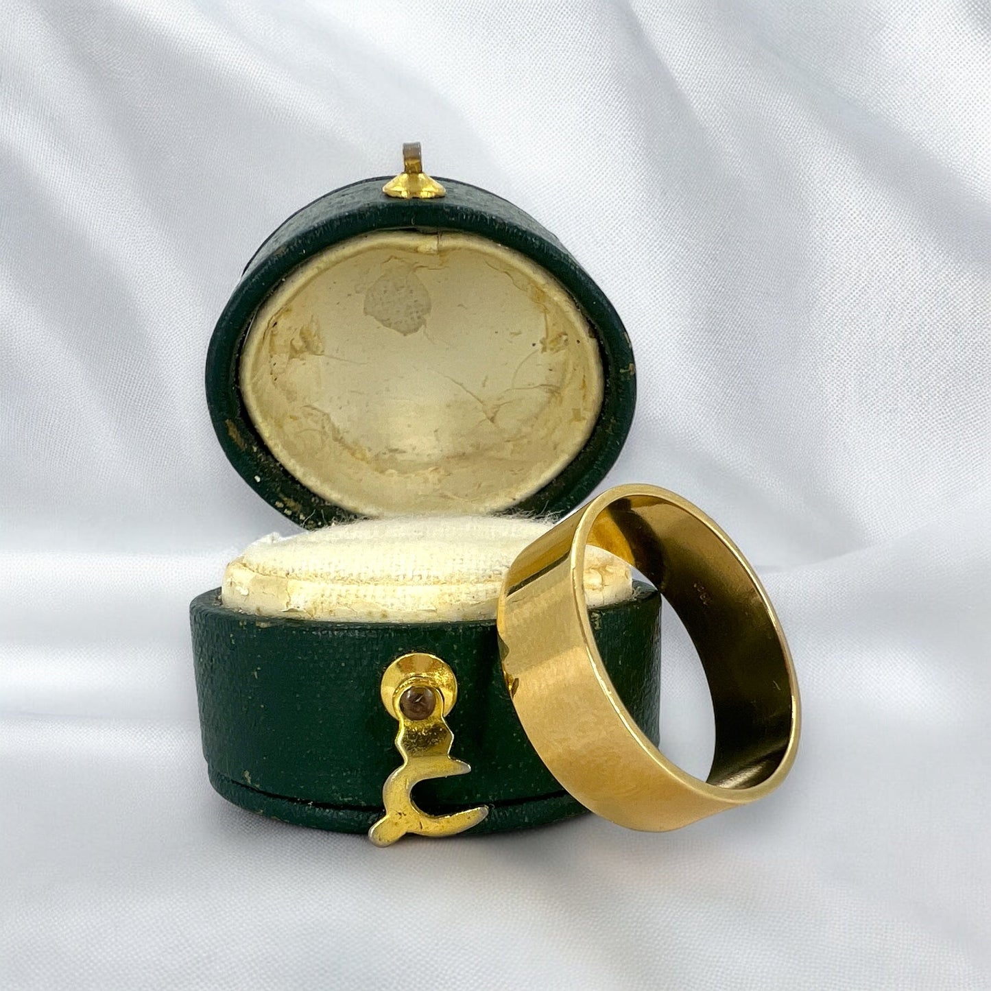 18ct wide band ring Hudsons Estate Jewellery