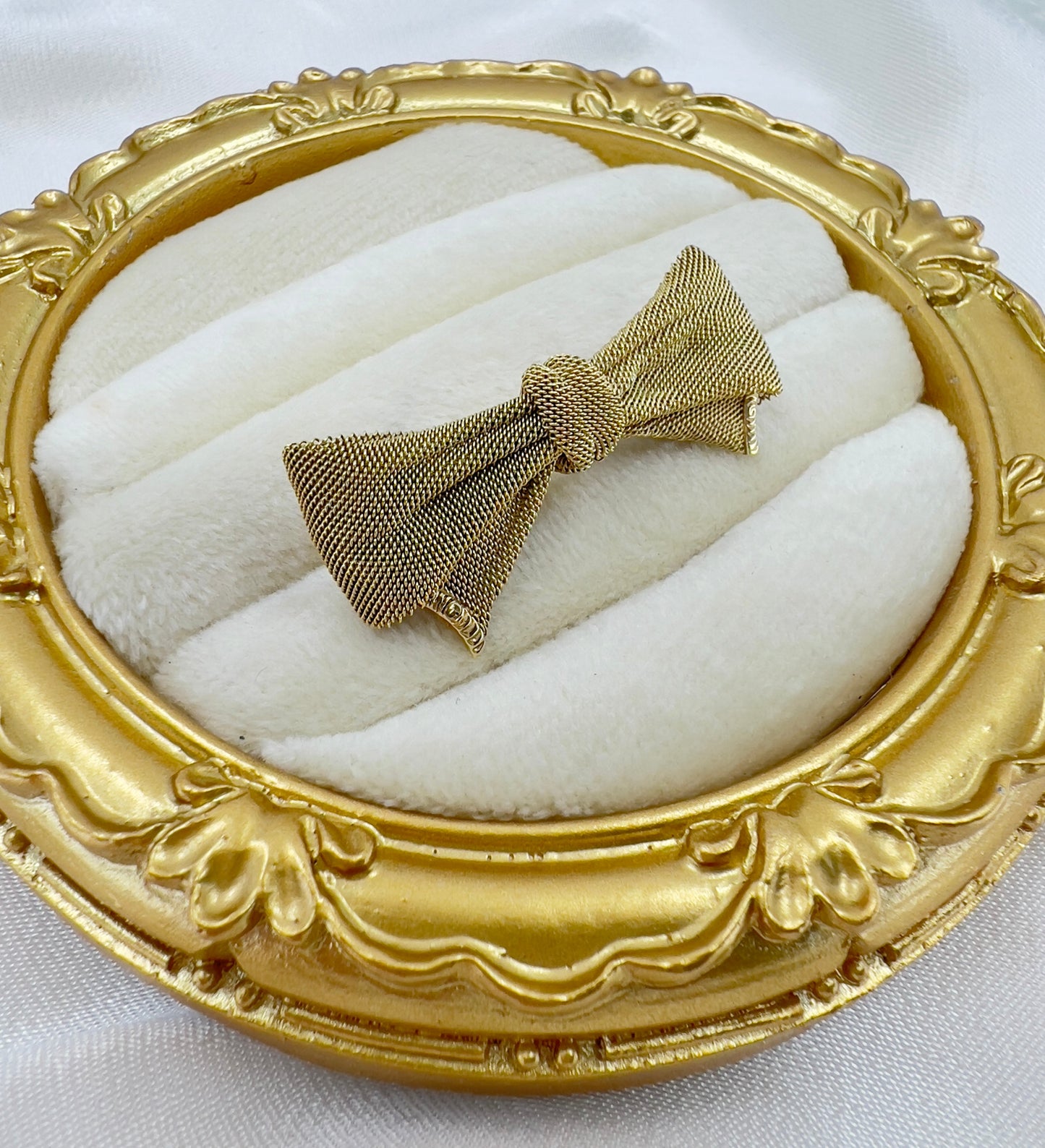 Vintage 15ct gold bow brooch Hudsons Estate Jewellery