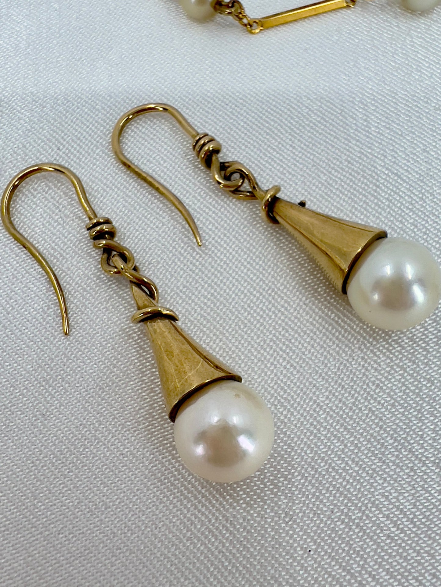 Pearl drop earrings in 9ct gold Hudsons Estate Jewellery