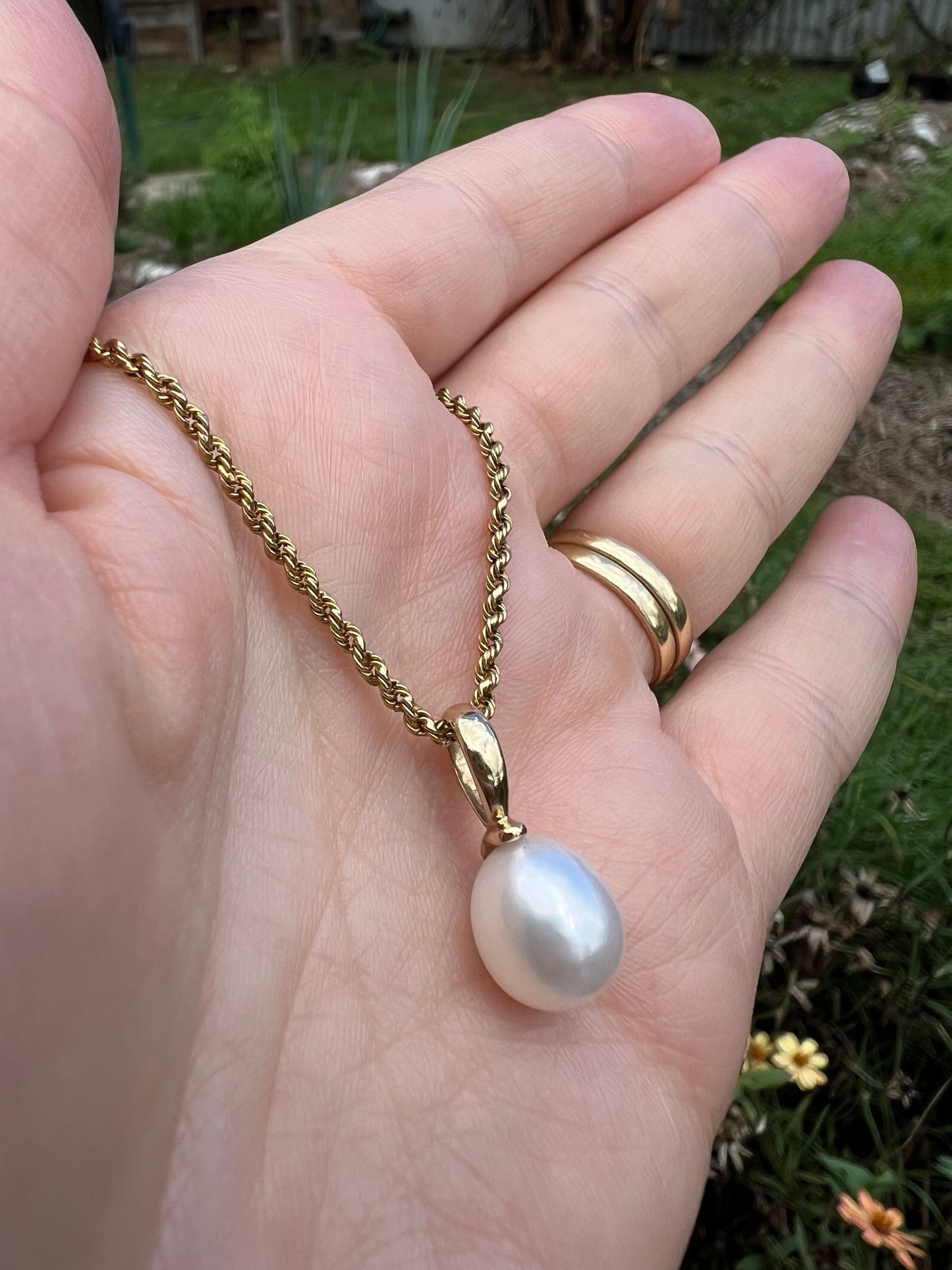Freshwater pearl pendant