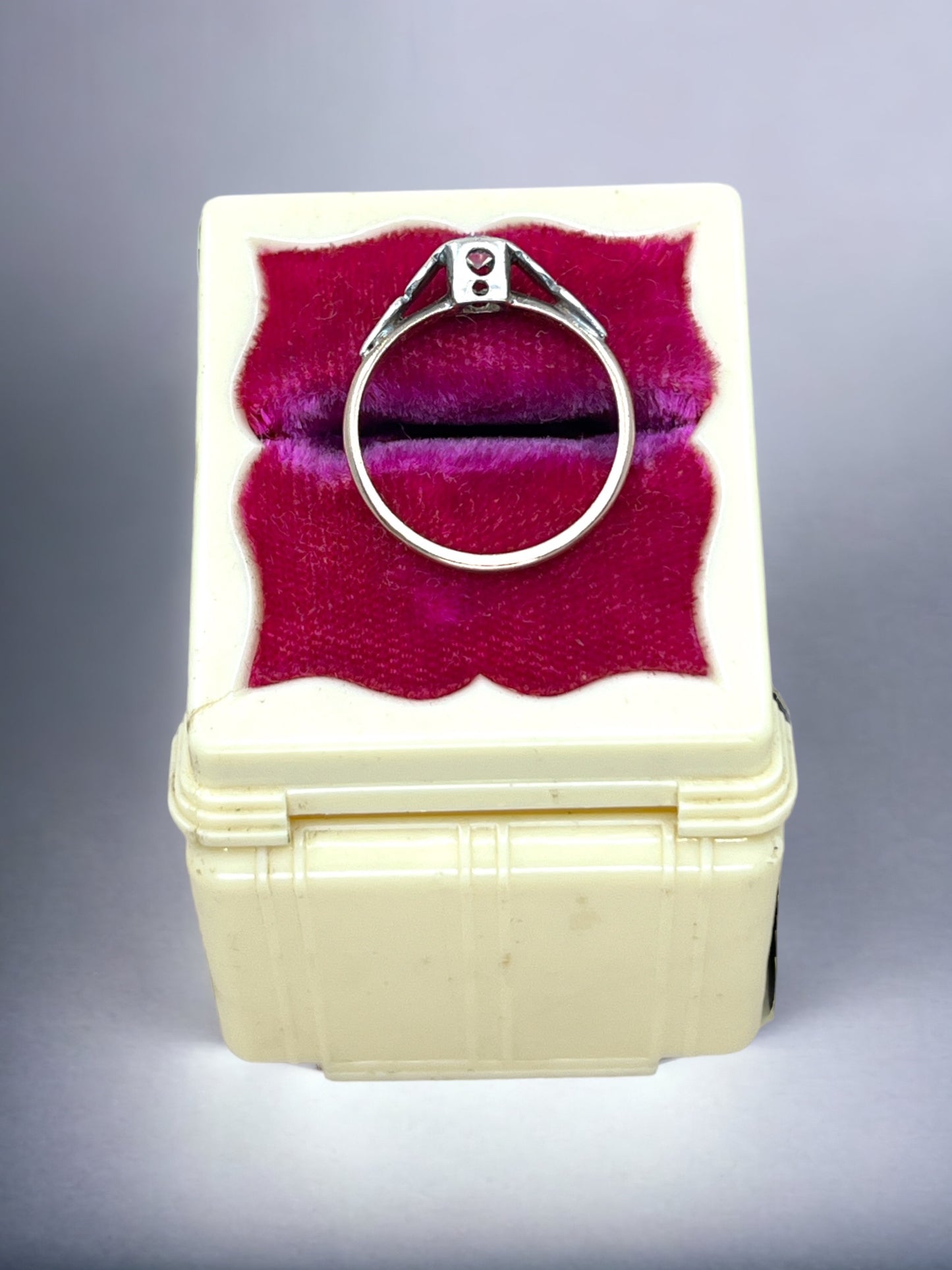 9ct gold white sapphire ring