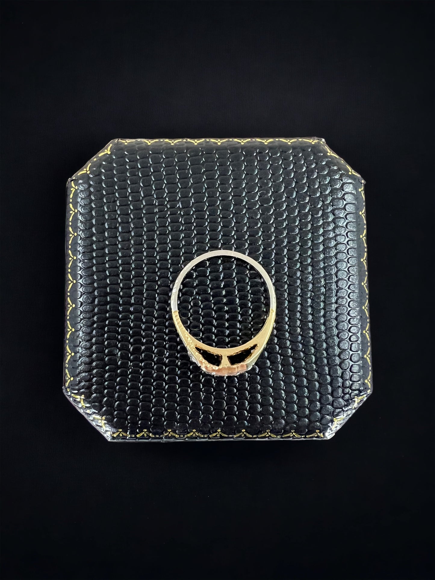Yellow & white gold diamond ring