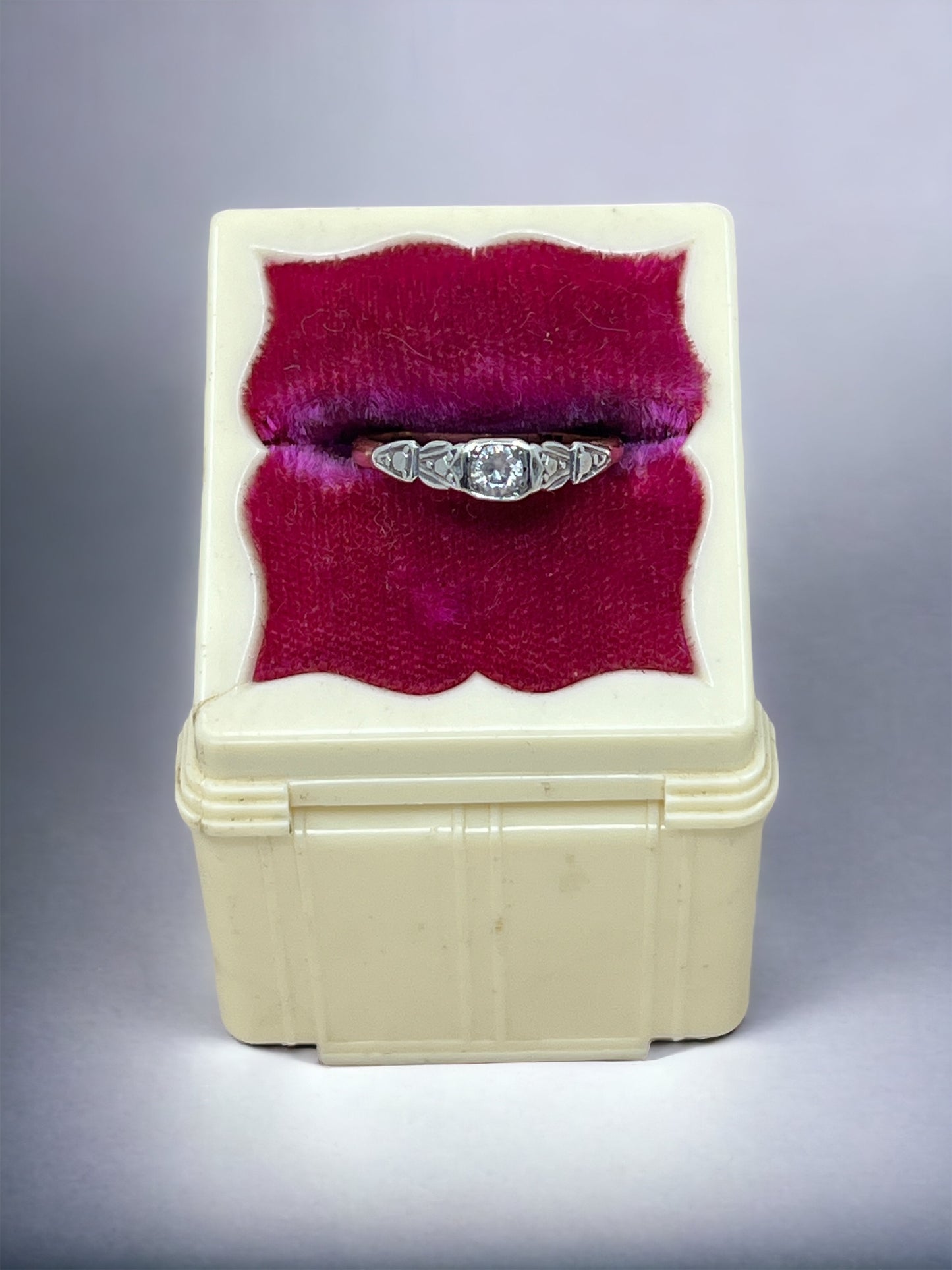9ct gold white sapphire ring