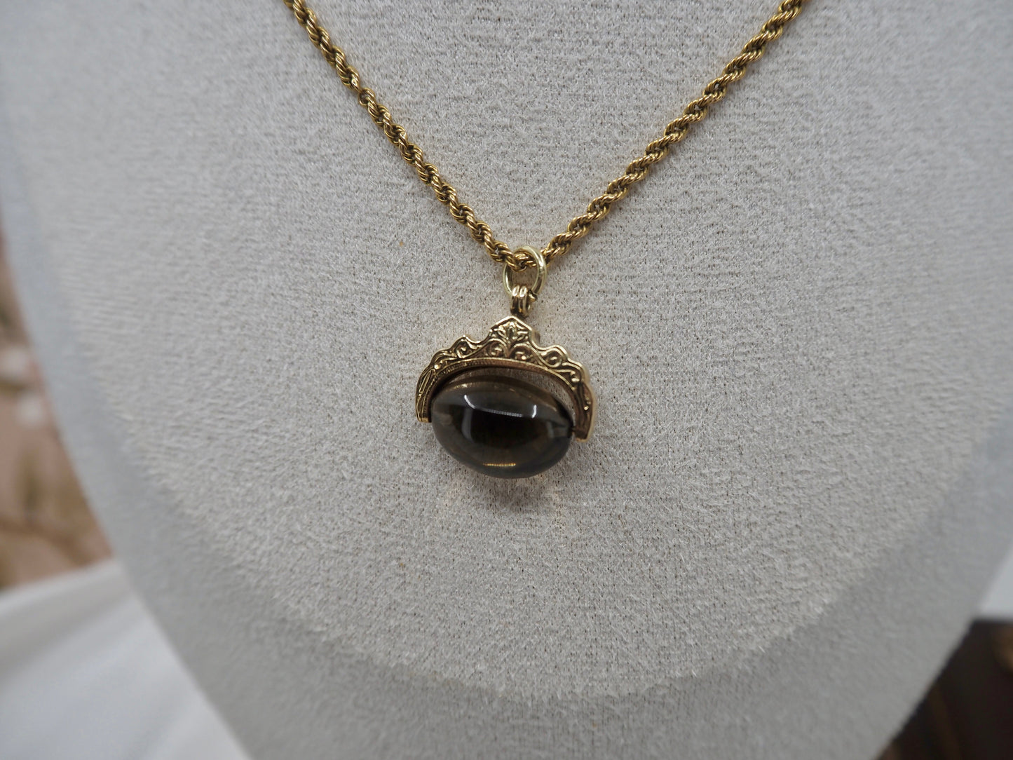 9ct Yellow Gold Spinner Pendant Hudsons Estate Jewellery