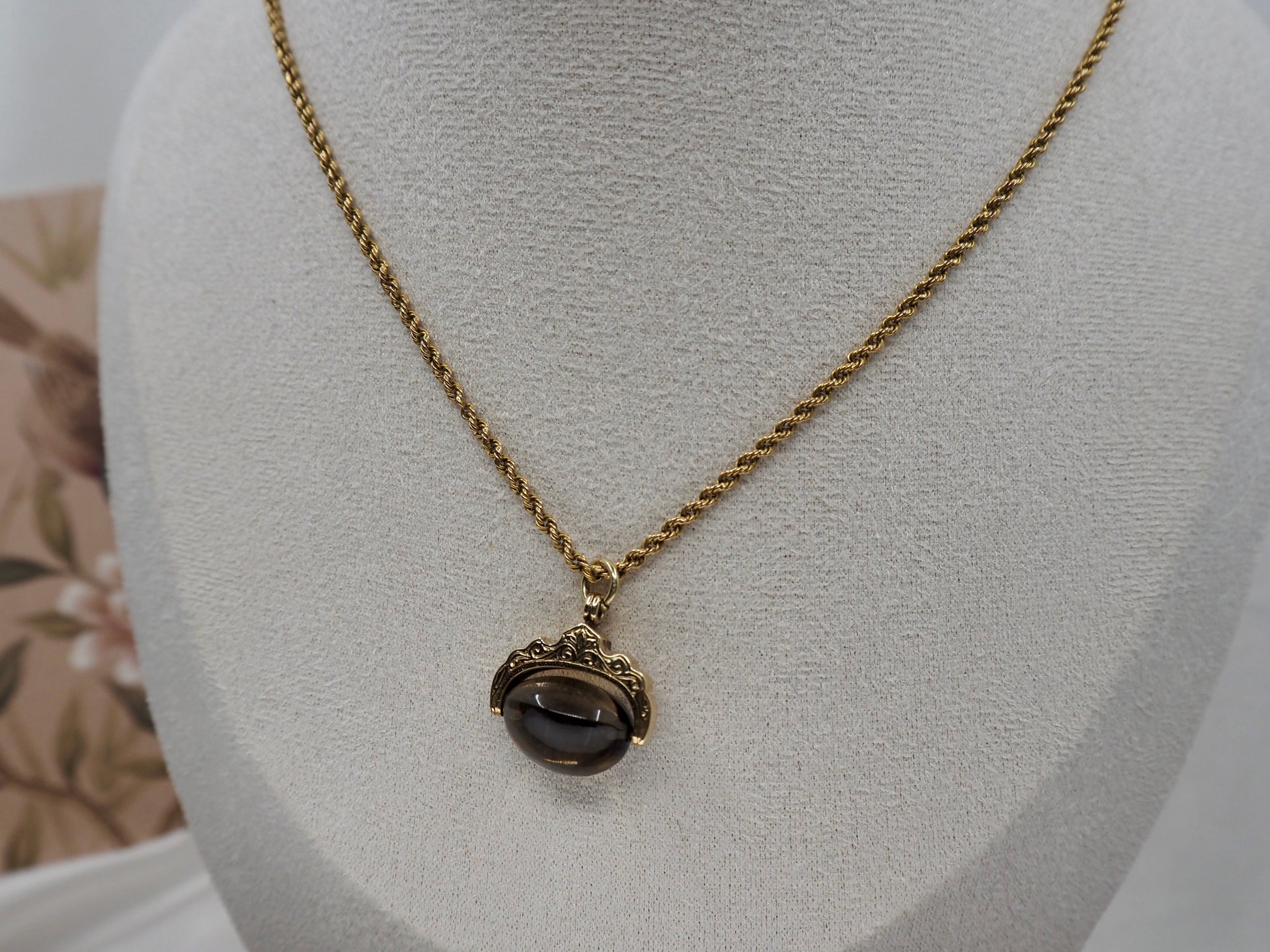 9ct Yellow Gold Spinner Pendant Hudsons Estate Jewellery