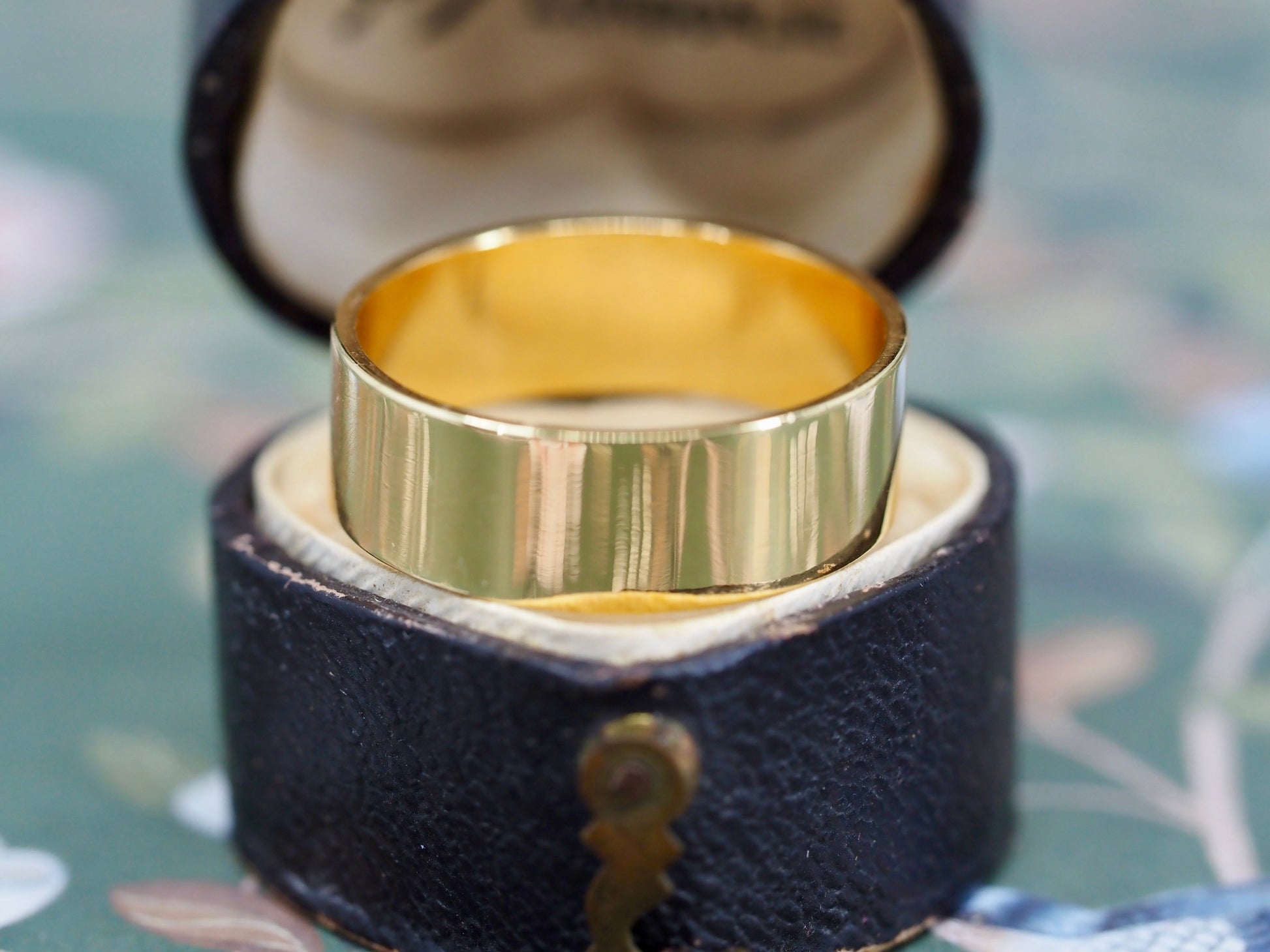 18ct gold wide band ring Hudsons Estate Jewellery