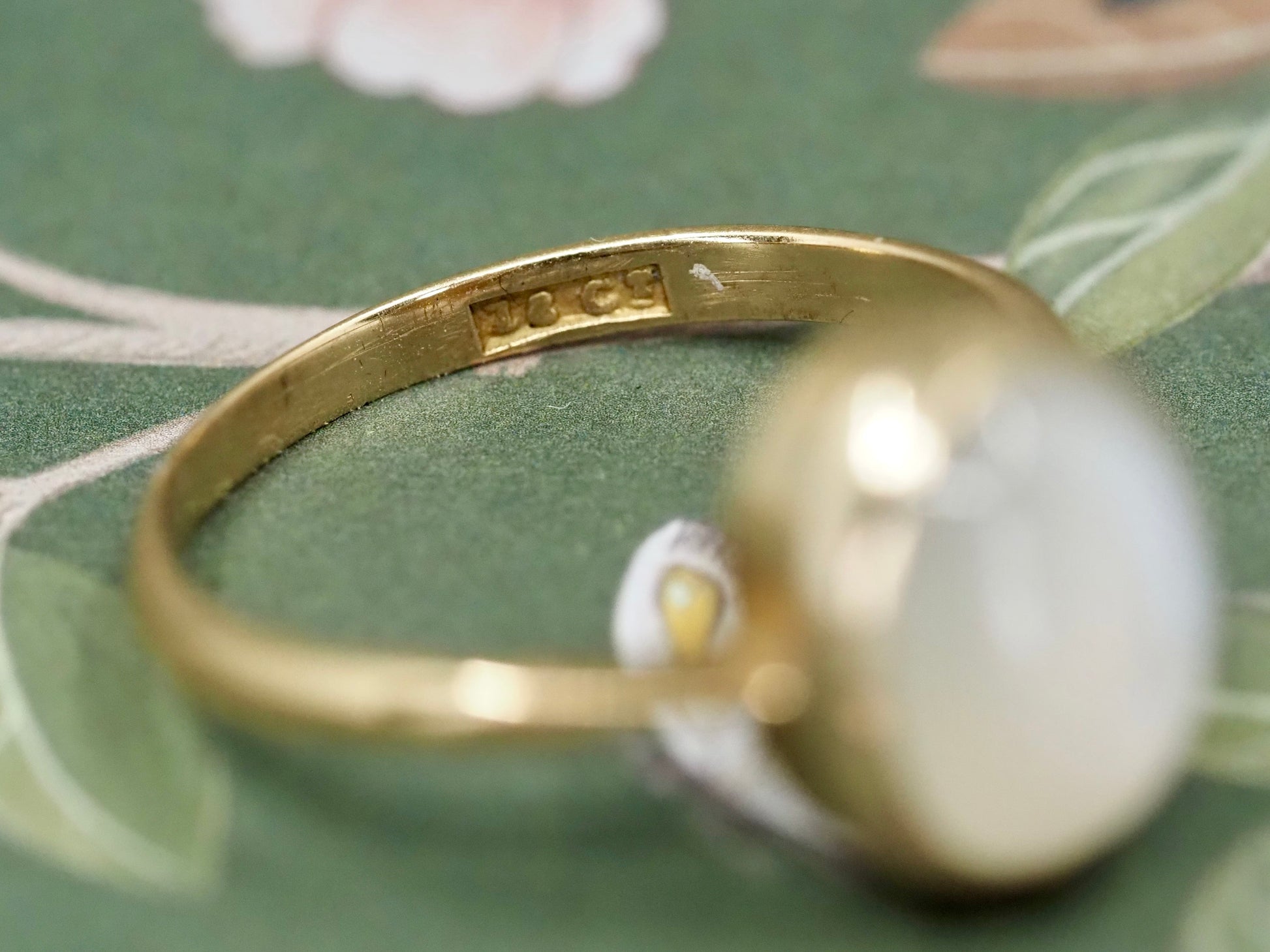 Vintage 18ct Gold and Moonstone Ring Hudsons Estate Jewellery