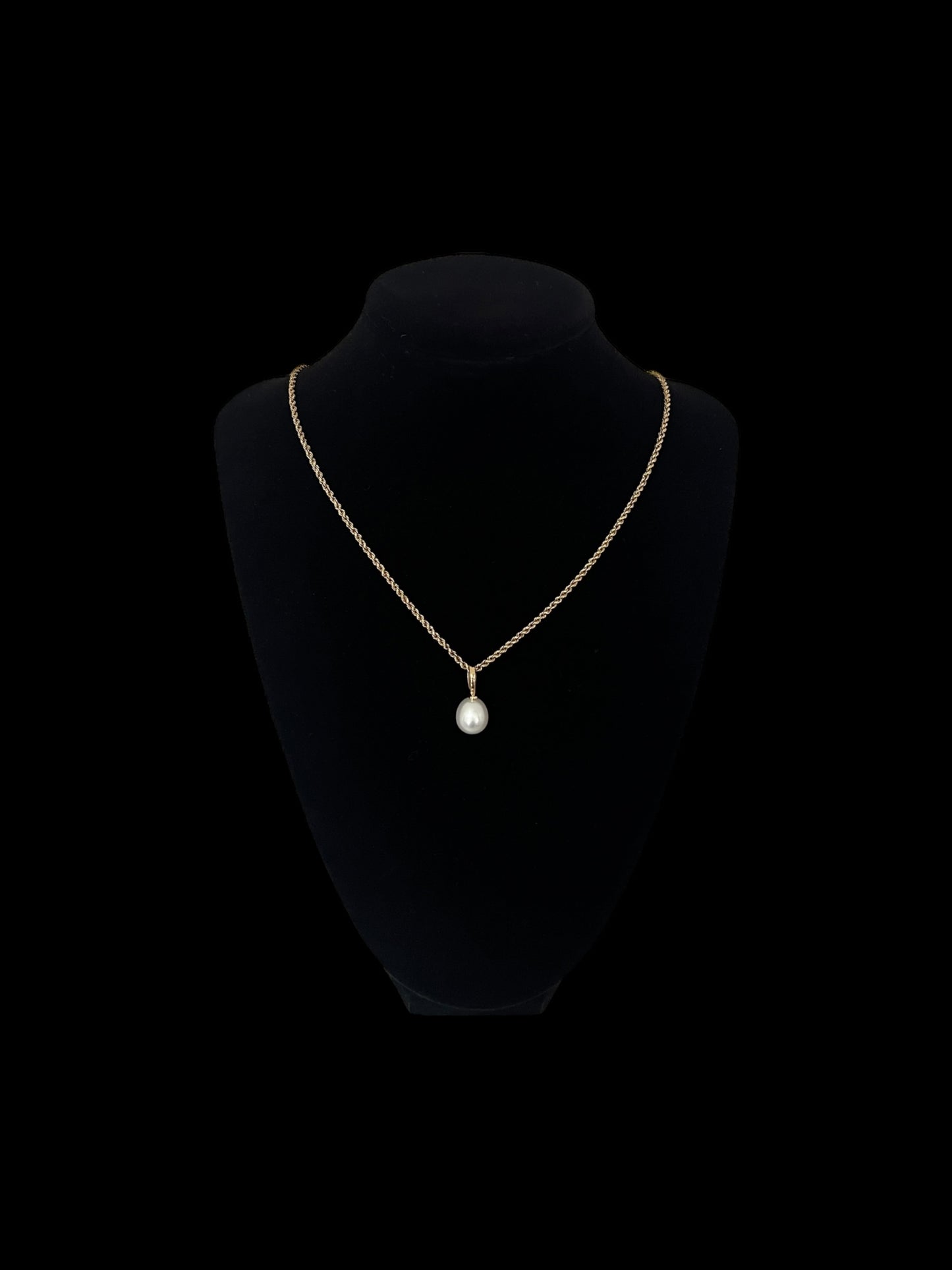 Freshwater pearl pendant